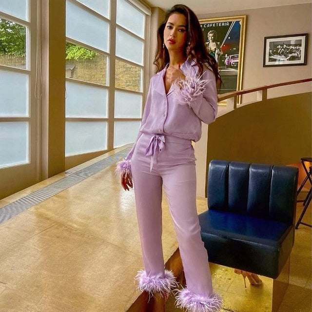 Belinay Luxe Tweedelige Pyjama Set met Elegant Veerdetails