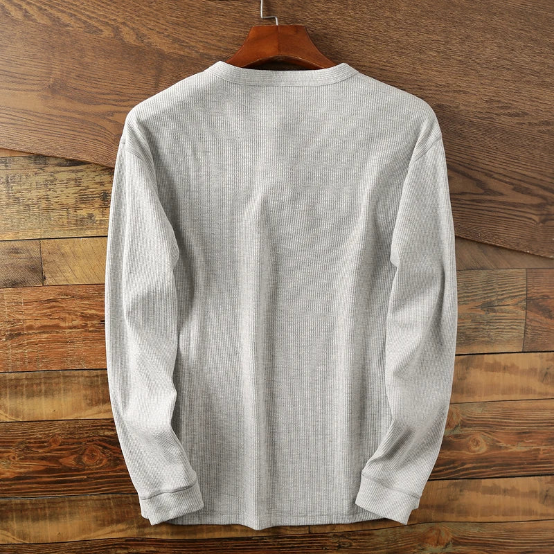 Elegancki sweter męski z długim rękawem zapewniający ponadczasowy wygląd