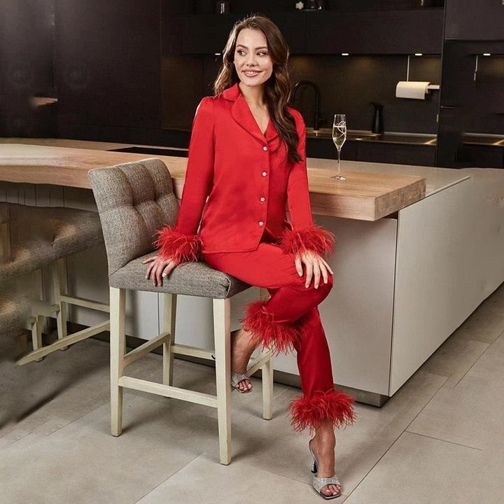 Belinay Luxe Tweedelige Pyjama Set met Elegant Veerdetails