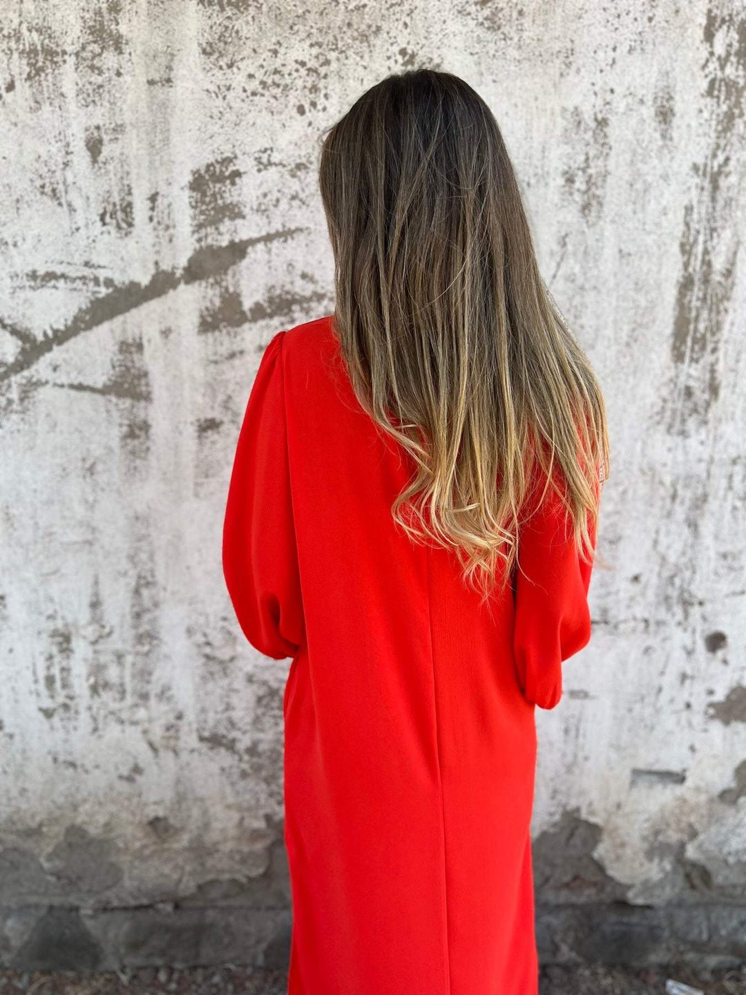 Stylowa damska sukienka maxi z dekoltem w szpic zapewniająca elegancki wygląd