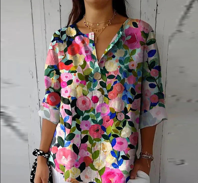 Elegancka damska koszula w kwiaty zapinana na guziki zapewnia stylowy komfort