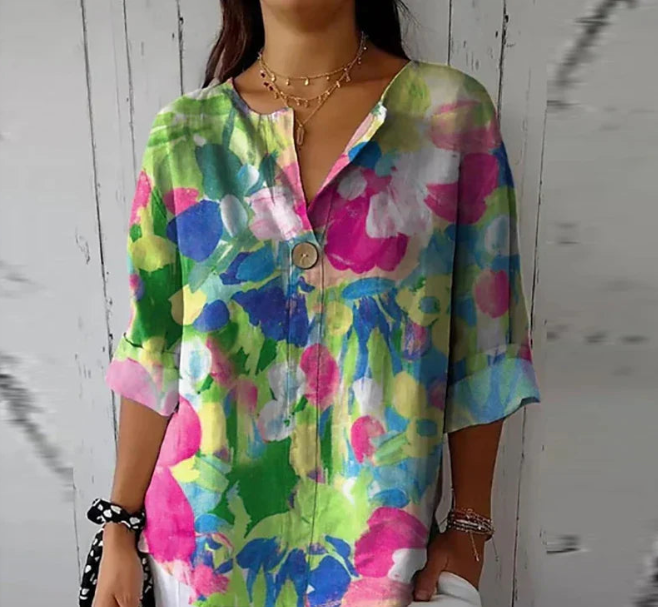 Elegancka damska koszula w kwiaty zapinana na guziki zapewnia stylowy komfort