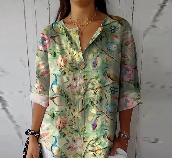 Elegancka damska koszula w kwiaty zapinana na guziki zapewnia stylowy komfort