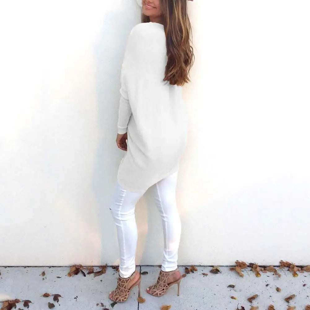 Stylowy sweter damski o średniej długości zapewniający modny wygląd