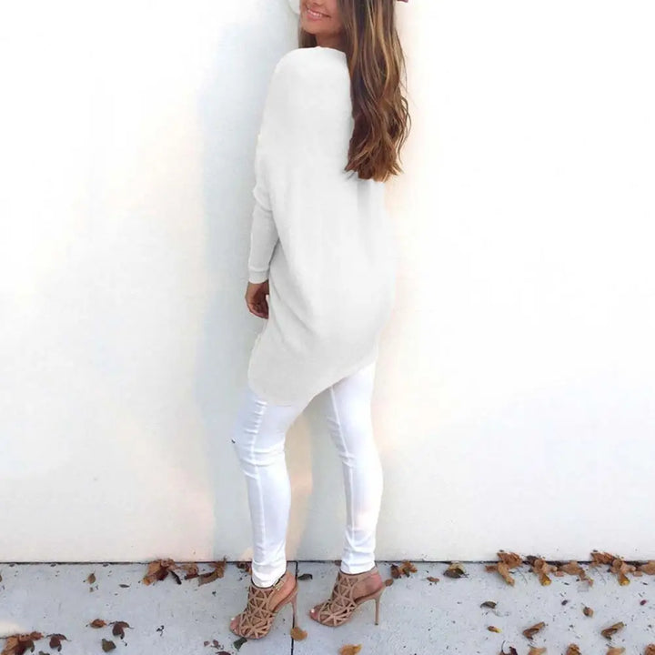 Stylowy sweter damski o średniej długości zapewniający modny wygląd