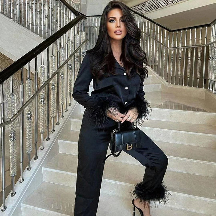 Belinay Luxe Tweedelige Pyjama Set met Elegant Veerdetails