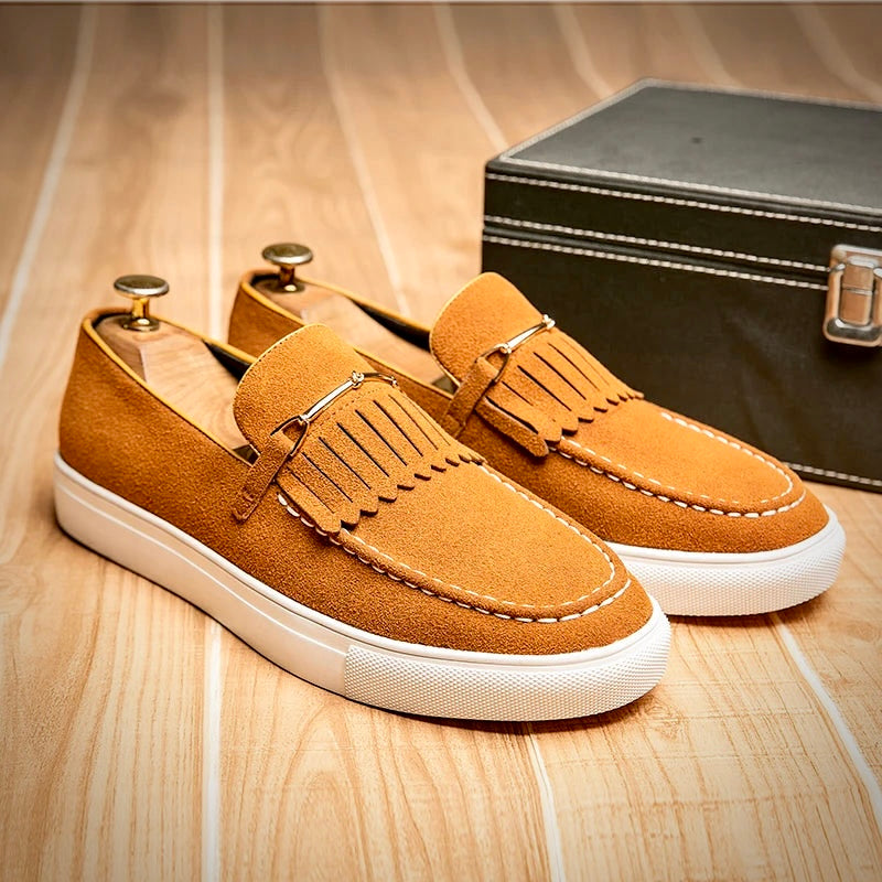 Stylowe zamszowe loafersy męskie zapewniające elegancki wygląd