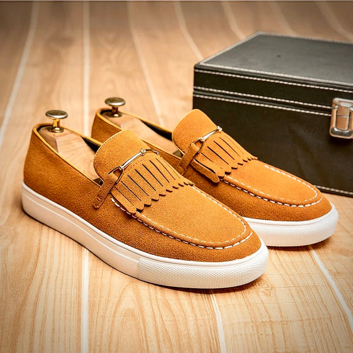 Stylowe zamszowe loafersy męskie zapewniające elegancki wygląd