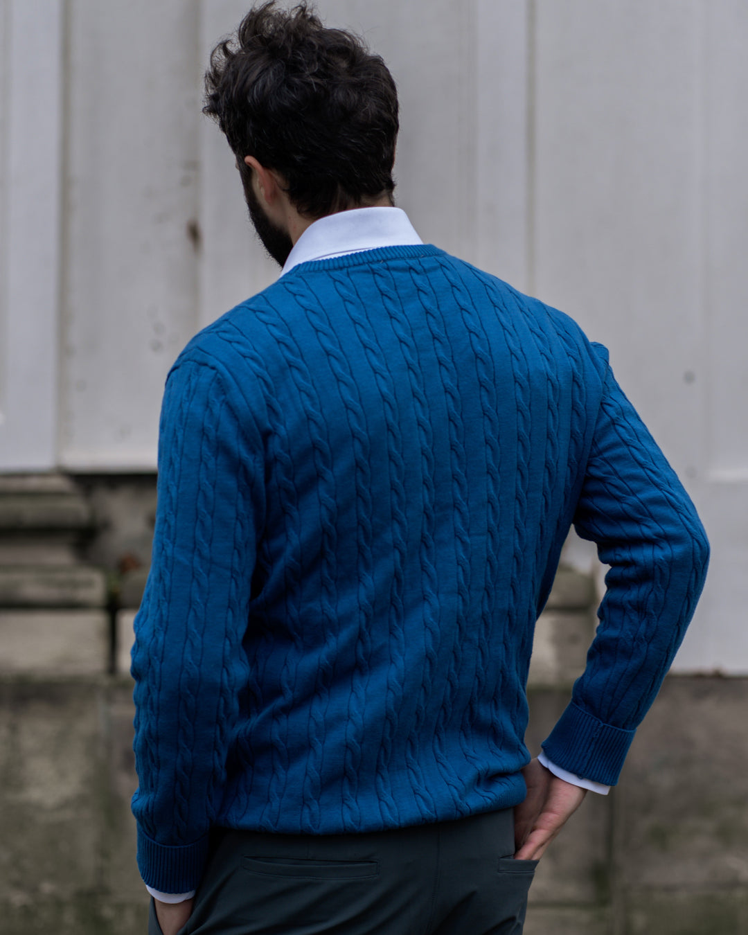 Męski sweter z bawełnianej dzianiny o ponadczasowym stylu
