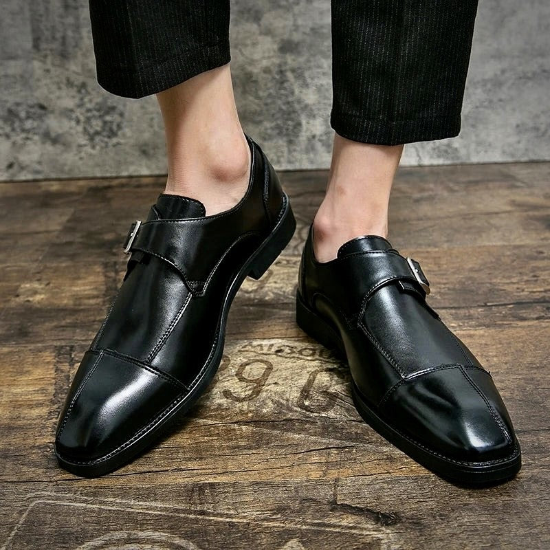 Stylowe męskie buty z paskiem typu monk, zapinane na klamrę, zapewniające elegancki wygląd