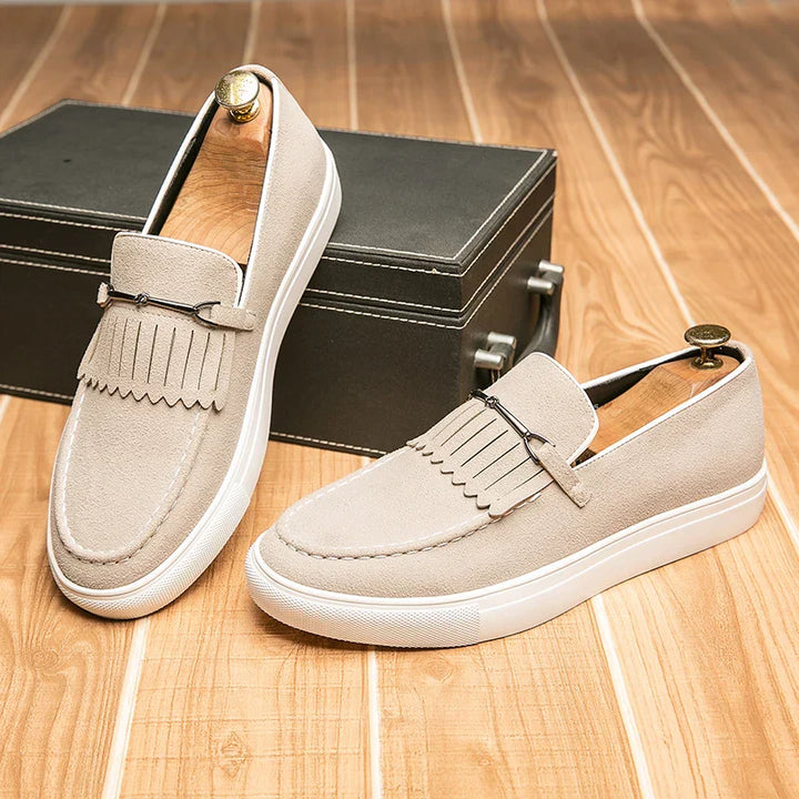 Stylowe zamszowe loafersy męskie zapewniające elegancki wygląd
