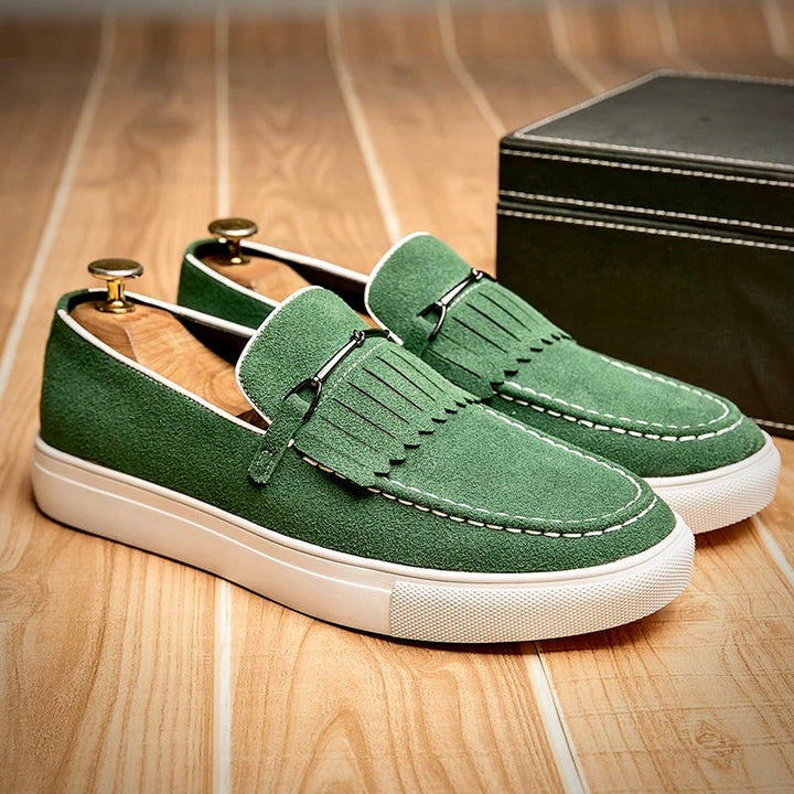 Stylowe zamszowe loafersy męskie zapewniające elegancki wygląd
