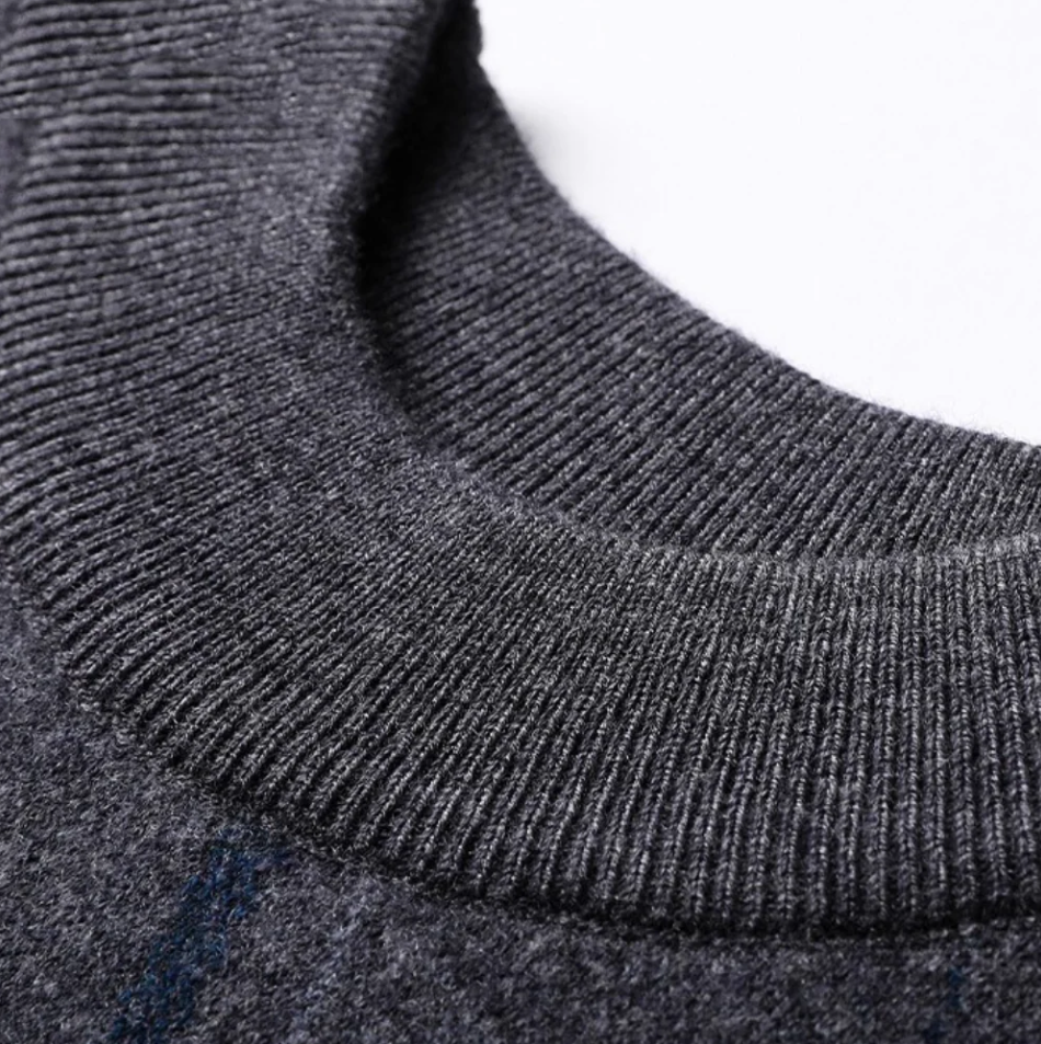 Elegancki i modny sweter męski z okrągłym dekoltem wykonany z wysokiej jakości materiałów