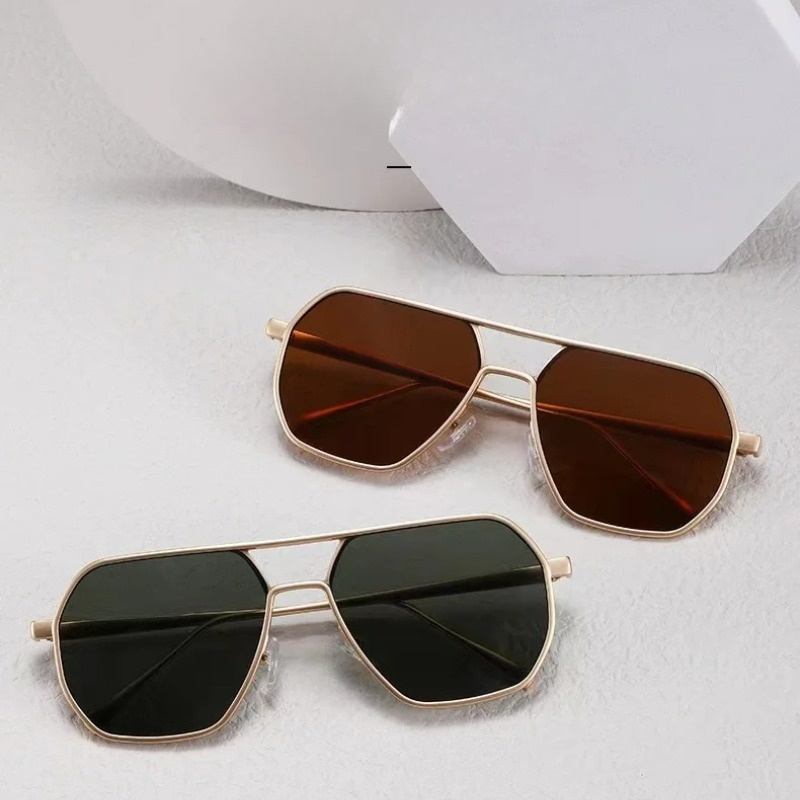 Eleganckie, wysokiej jakości męskie okulary aviator wykonane ze stali nierdzewnej zapewniają stylowy wygląd.