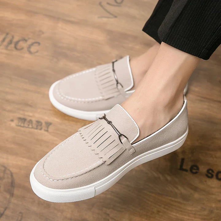Stylowe zamszowe loafersy męskie zapewniające elegancki wygląd