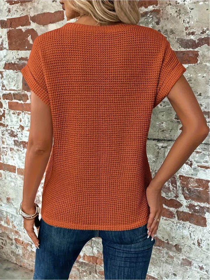 Stylowy damski top z dzianiny waflowej z ozdobnymi skręconymi detalami i modnymi podwiniętymi rękawami