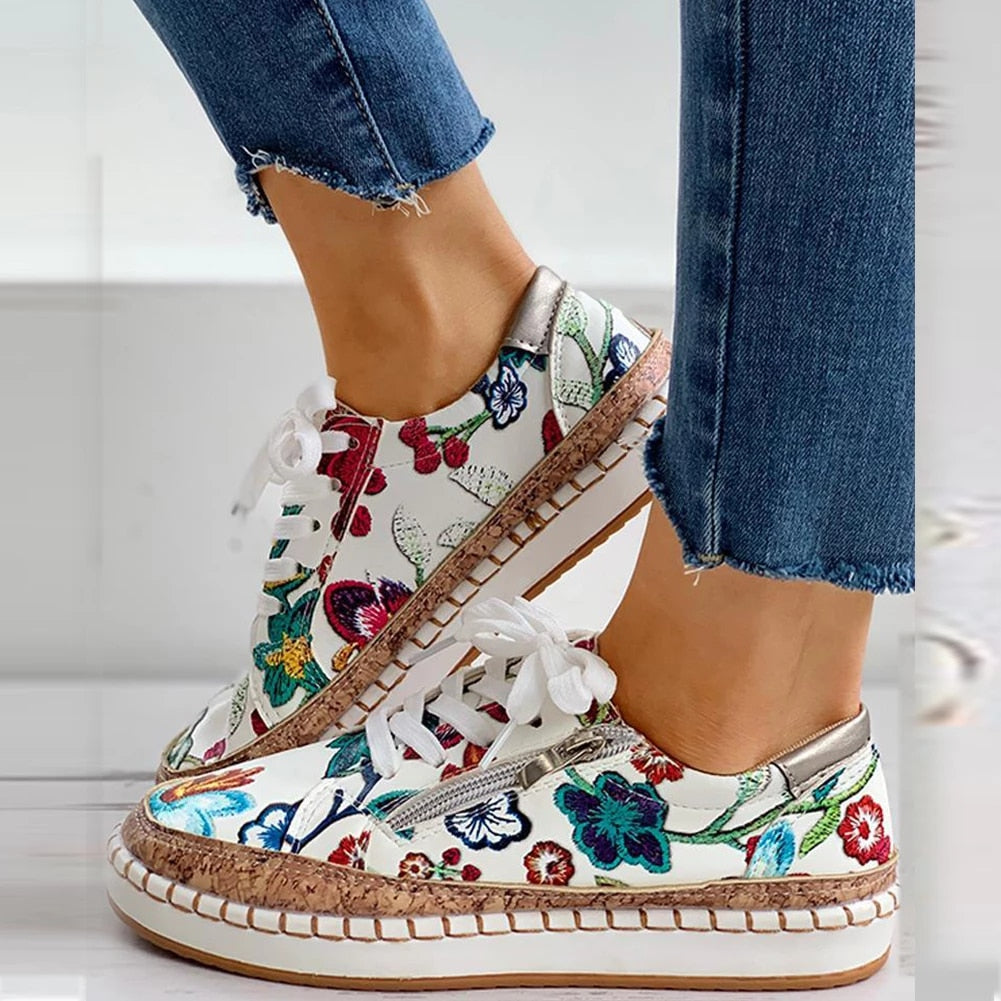Eleganckie buty damskie z kwiatowym wzorem i wulkaniczną podeszwą