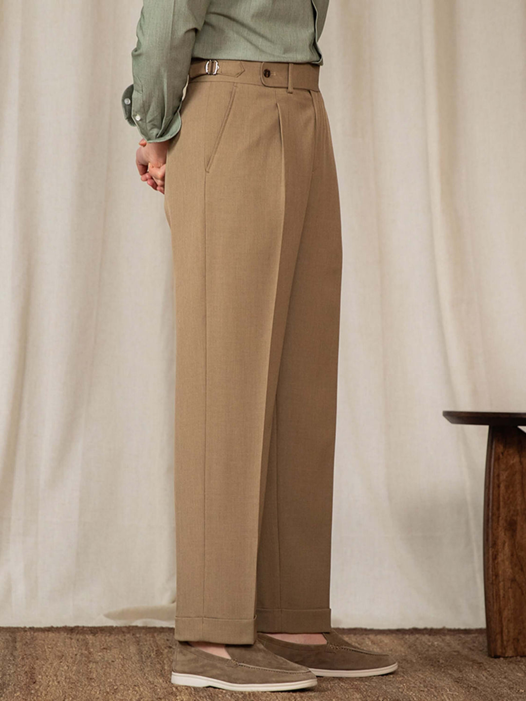 Casualowe spodnie męskie w starym stylu, z wygodnym wysokim stanem zapewniającym elegancki wygląd