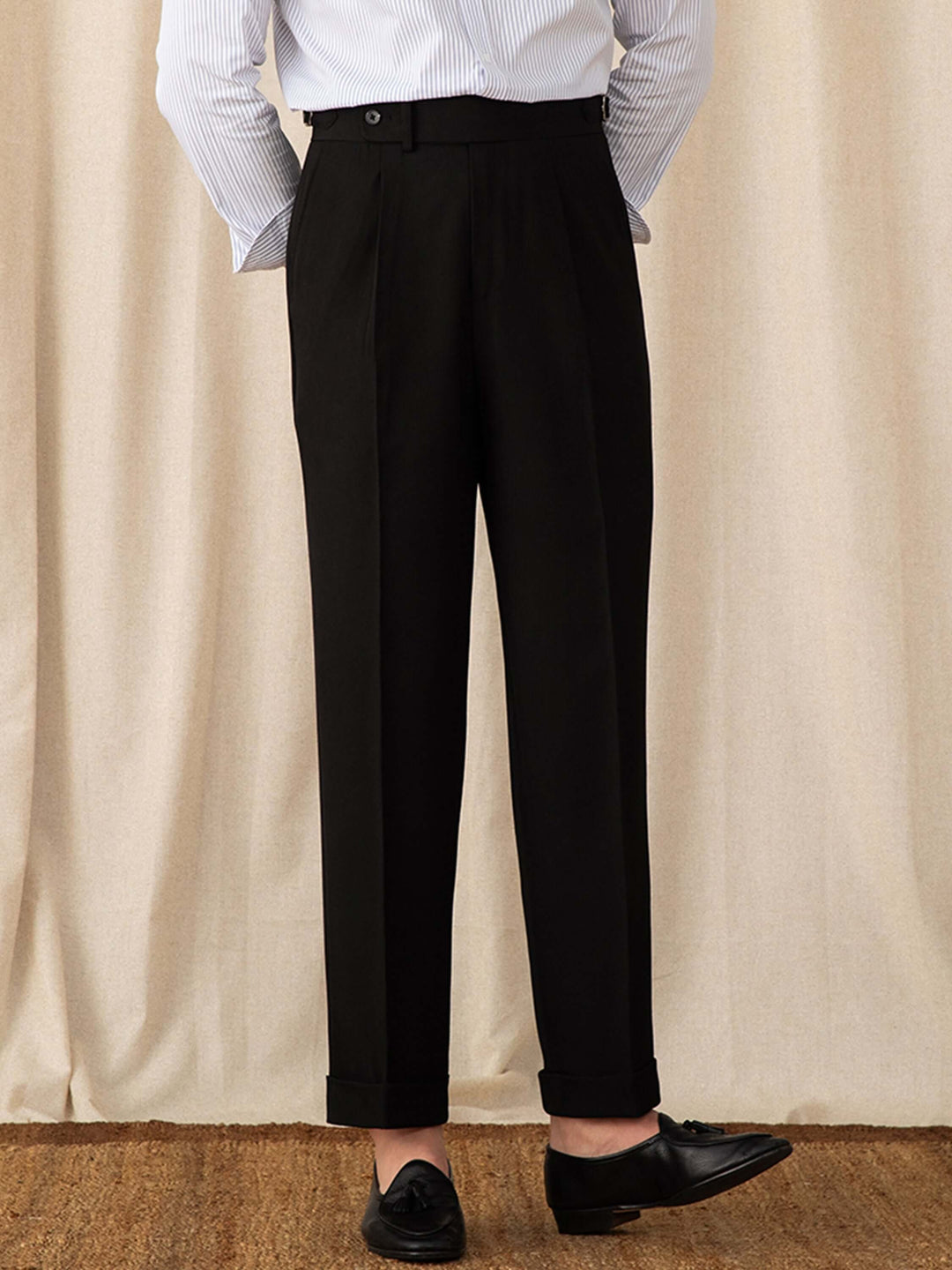 Casualowe spodnie męskie w starym stylu, z wygodnym wysokim stanem zapewniającym elegancki wygląd