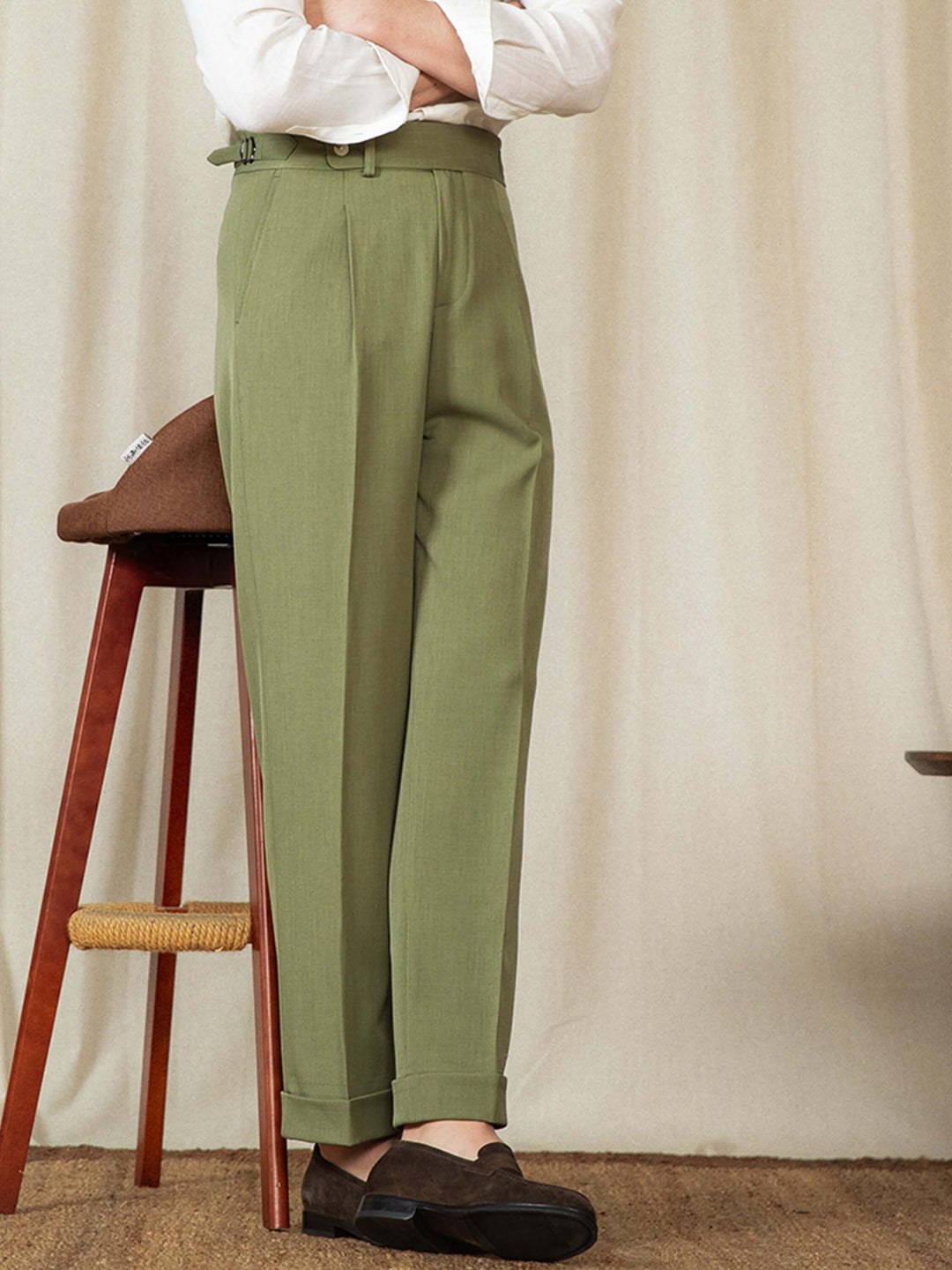 Casualowe spodnie męskie w starym stylu, z wygodnym wysokim stanem zapewniającym elegancki wygląd