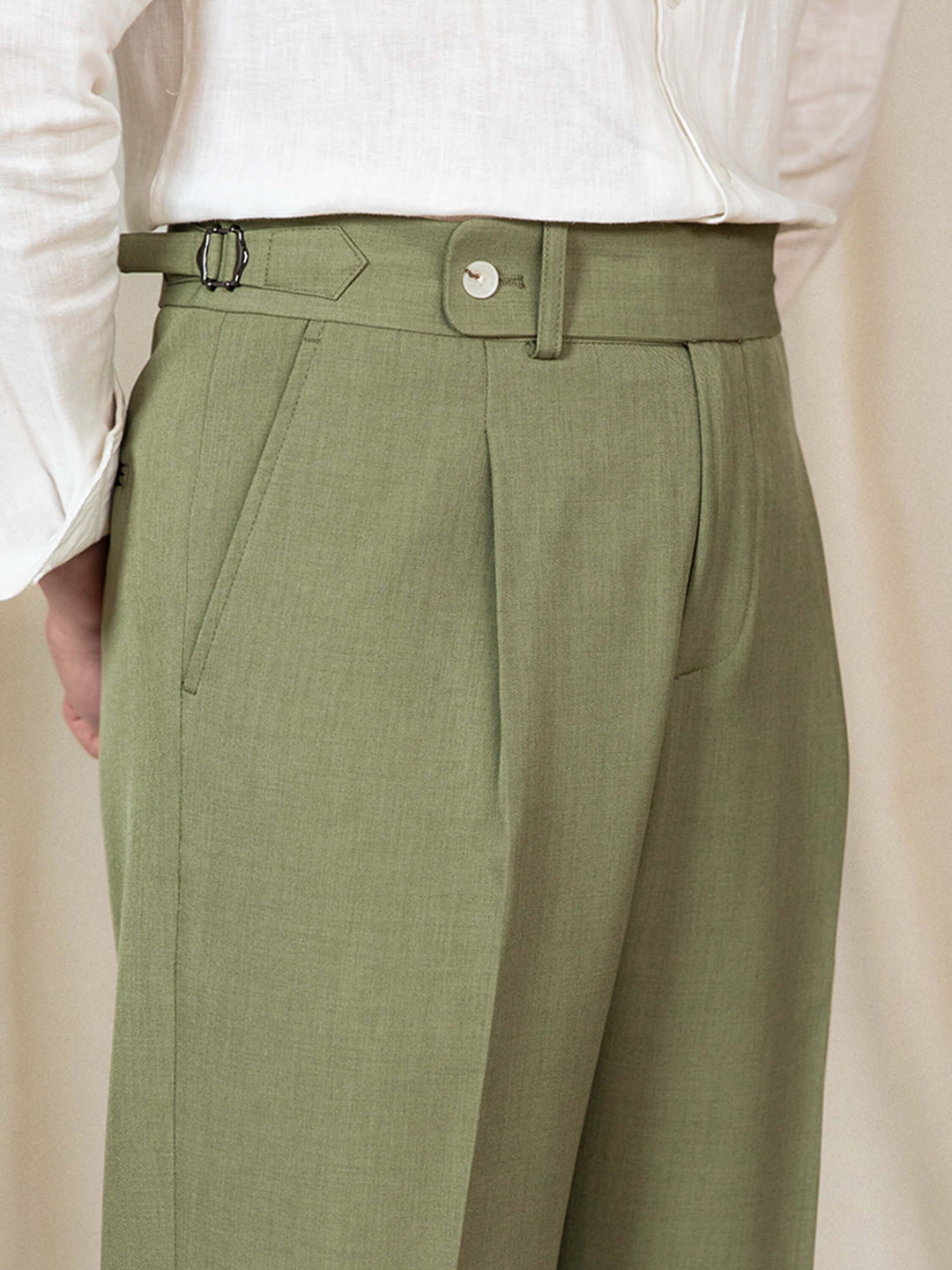 Casualowe spodnie męskie w starym stylu, z wygodnym wysokim stanem zapewniającym elegancki wygląd