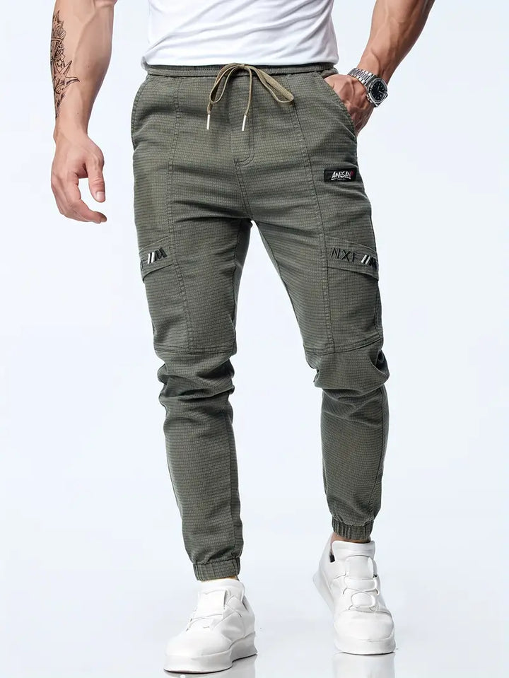 Stylowe joggery męskie ze sznurkiem ściągającym i wygodnym, elastycznym, zwężanym krojem
