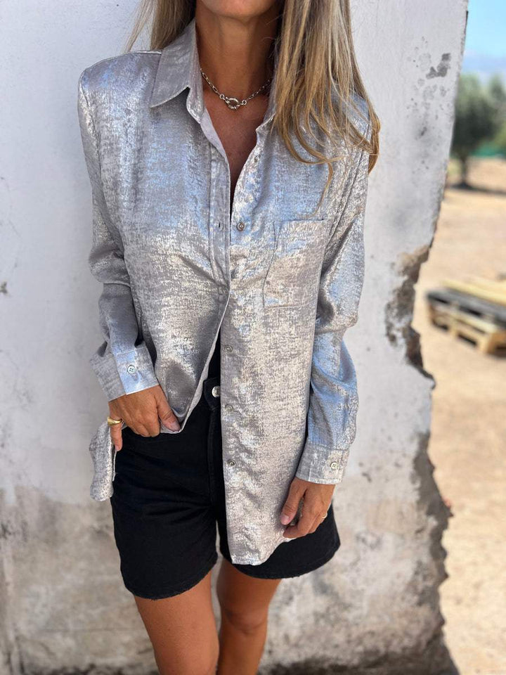 Elegancka metalowa bluzka damska ze stylowym kołnierzykiem o nowoczesnym wyglądzie