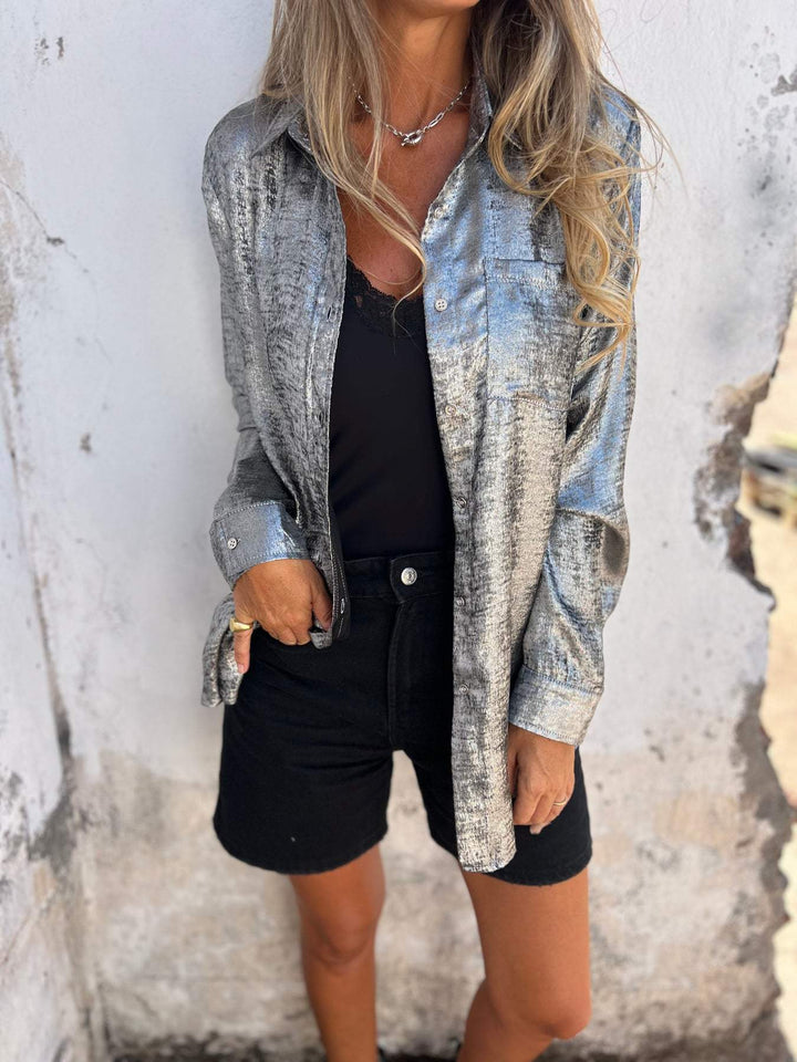 Elegancka metalowa bluzka damska ze stylowym kołnierzykiem o nowoczesnym wyglądzie