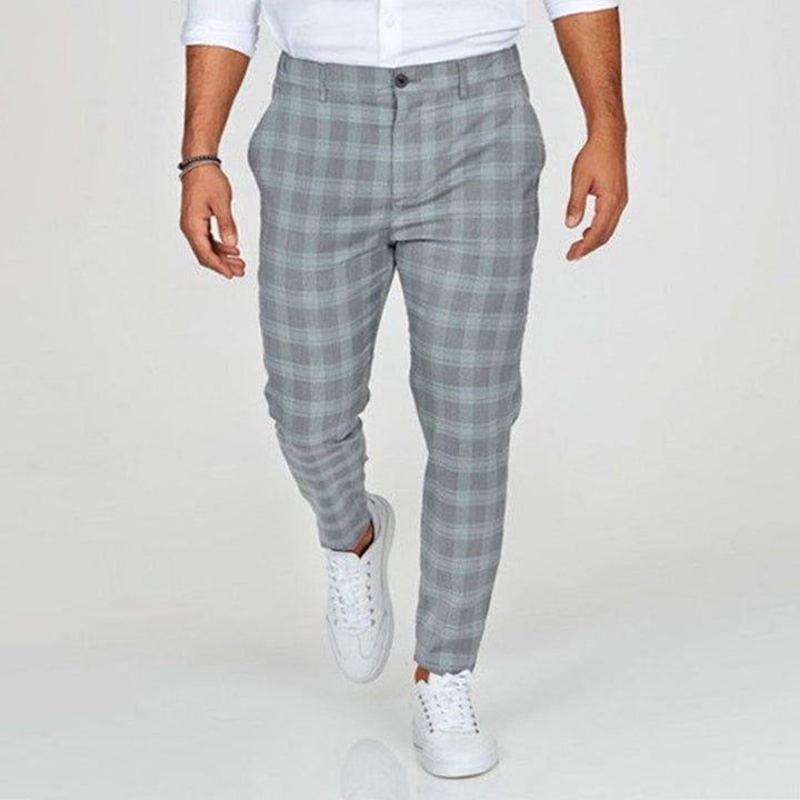 Stylowe spodnie męskie slim fit z modnym wzorem w kratkę, zapewniające elegancki wygląd.