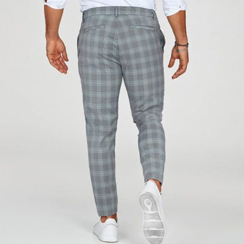 Stylowe spodnie męskie slim fit z modnym wzorem w kratkę, zapewniające elegancki wygląd.