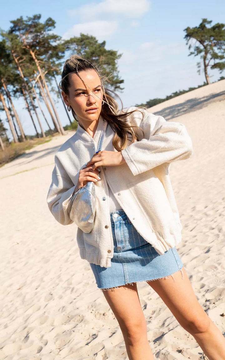 Stylowa damska kurtka bomberka zapewniająca modny wygląd