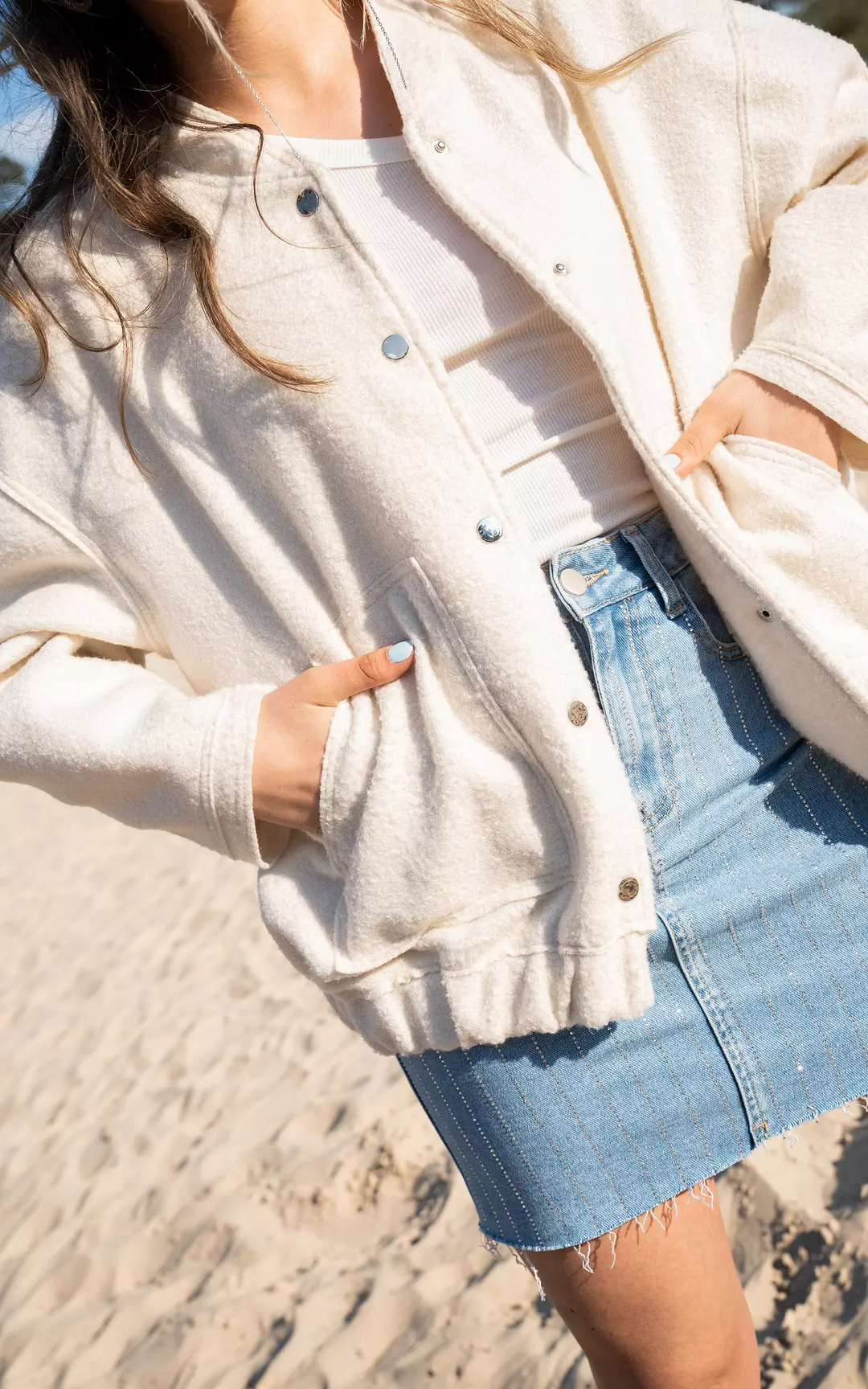 Stylowa damska kurtka bomberka zapewniająca modny wygląd